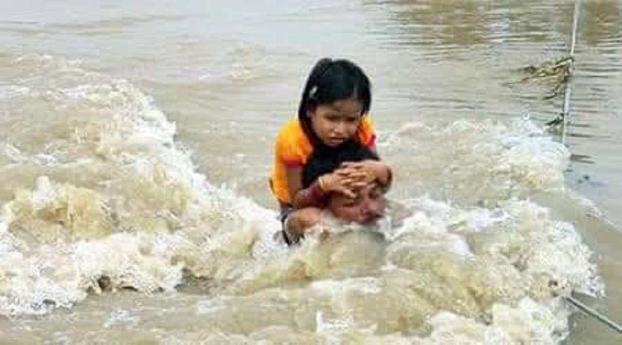 Bihar Flood Photo : दरभंगा व मुजफ्फरपुर में तैरती दिखी जिंदगी, डूबते लोगों को बचाने के लिए बढ़े हाथ
