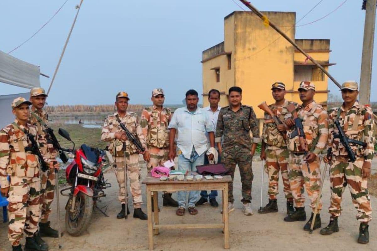 जब्त कैश के साथ अधिकारी और पुलिसकर्मी जब्त कैश के साथ अधिकारी और पुलिसकर्मी