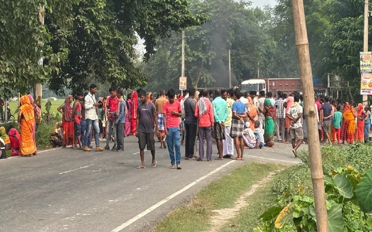 Bihar News: पूर्णिया में शव के साथ प्रदर्शन कर रही भीड़ का पुलिस पर हमला, अधिकारियों को बंधक बनाया