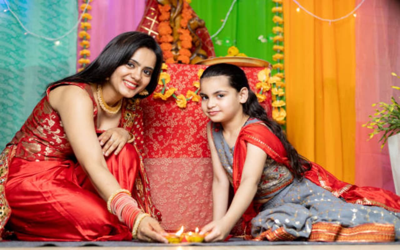 Diwali Skincare Tips: दिवाली के दिन दिखें सबसे ग्लोइंग और खूबसूरत, इन चीजों का करें चेहरे पर इस्तेमाल