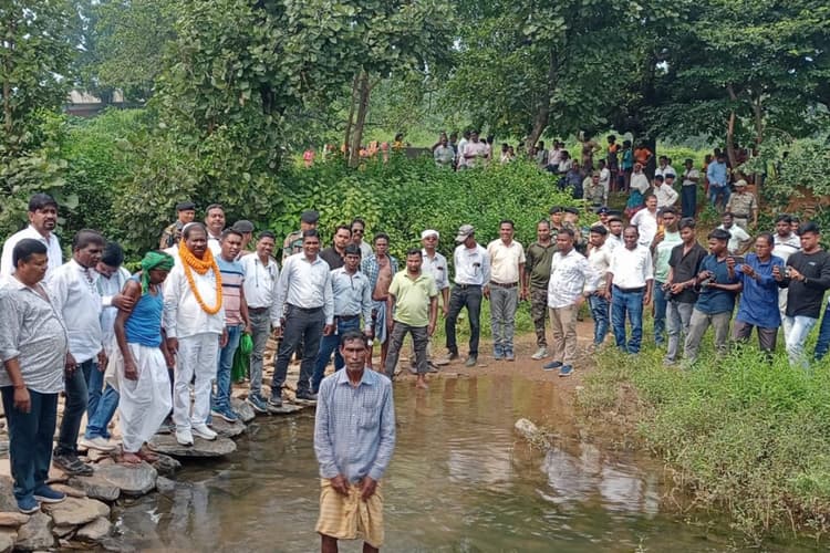 हेमंत सोरेन के मंत्री ने विजयादशमी पर गुड़ाझोर को दी पुल की सौगात, महिलाएं बोलीं- नहीं मिला ‘मंईयां सम्मान’