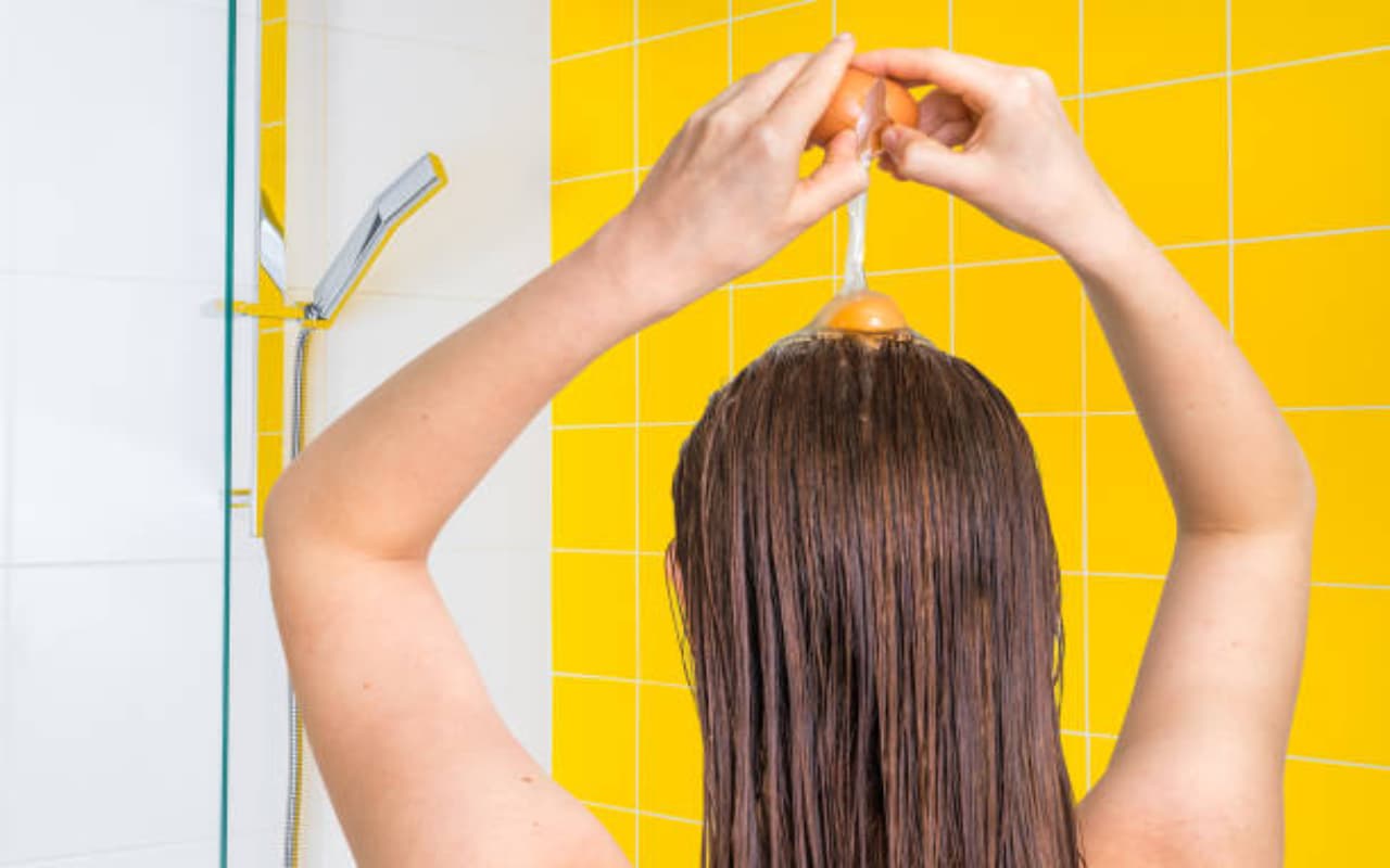 Hair Care Tips: आपके बालों को झड़ने से रोकेगा अंडा, जानें क्या है इस्तेमाल करने का सही तरीका