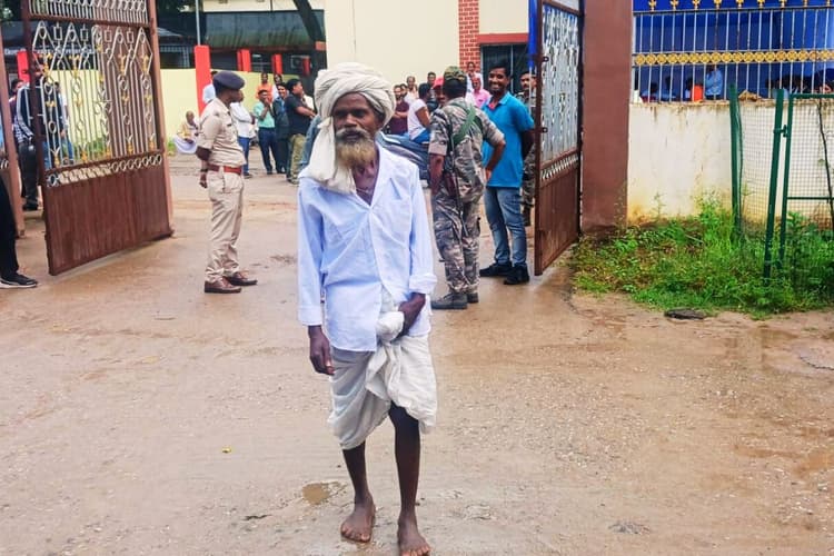 विधायक बनने का जुनून : हर बार खेत बेचकर चुनाव लड़ता है एतवा उरांव, हो जाती है जमानत जब्त