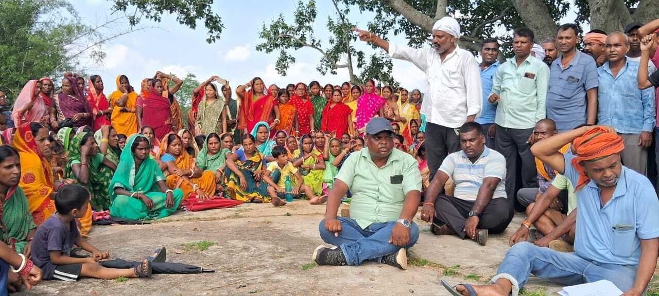 Giridih News: कार्डधारियों ने डीलर को बर्खास्त करने की मांग की