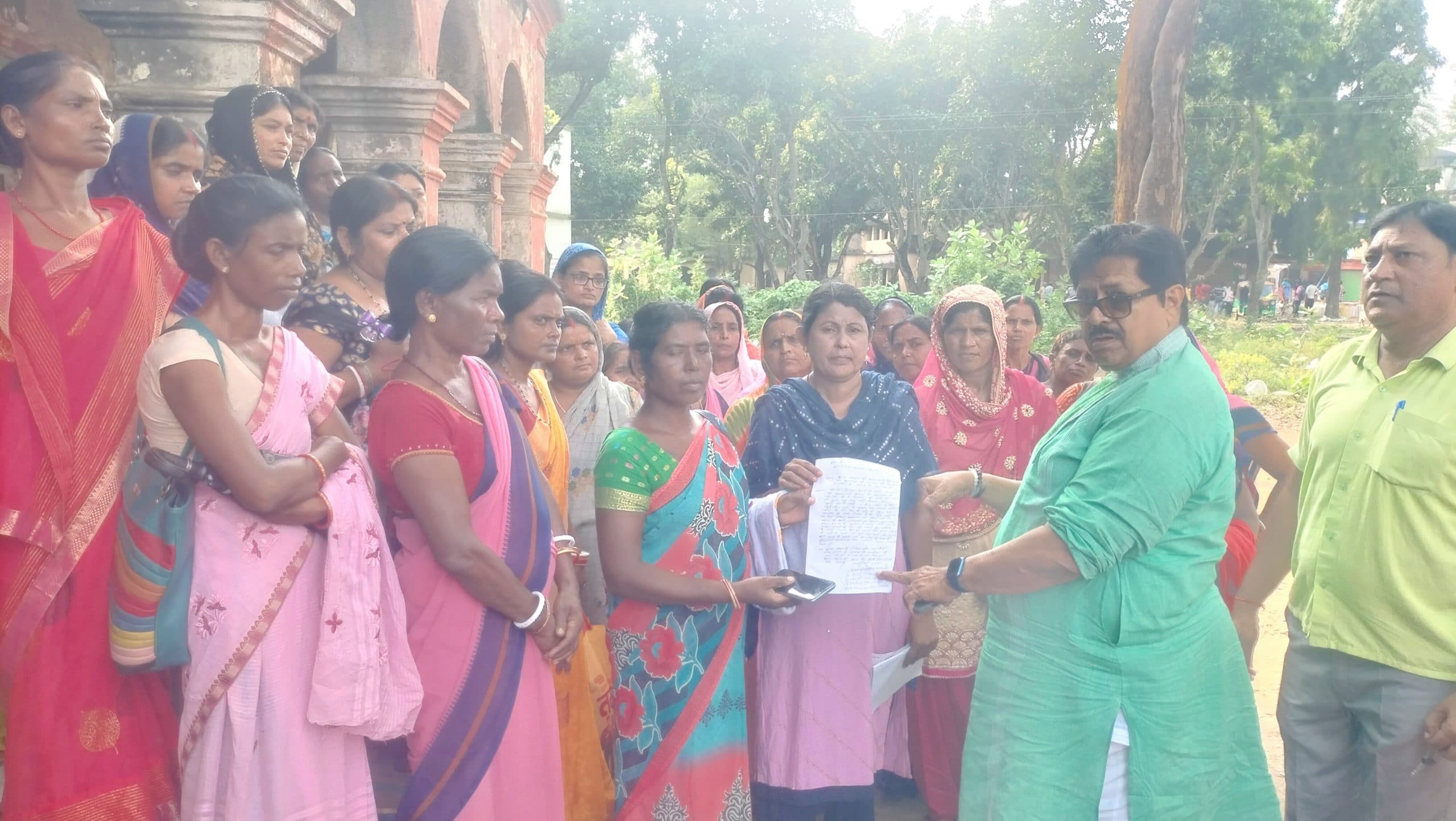 सेविकाओं ने पोषाहार व मानदेय के भुगतान में गड़बड़ी का मसला उठाया, पूर्व विधायक को सौंपा शिकायत-पत्र