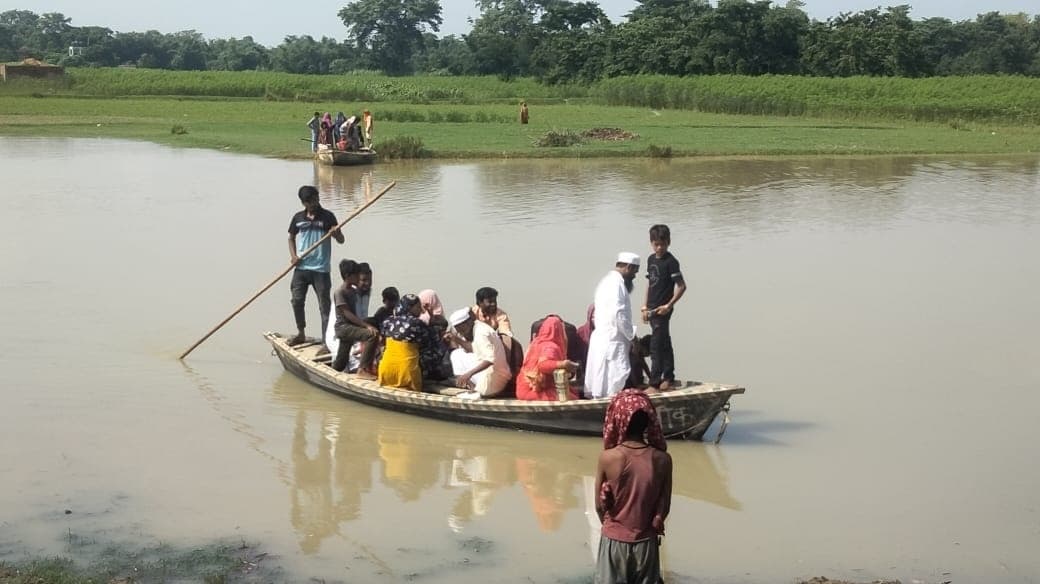 flood news , Sirsia''s road connectivity with block headquarters lost: हसनपुर के सिरसिया का प्रखंड मुख्यालय से सड़क संपर्क टूटा