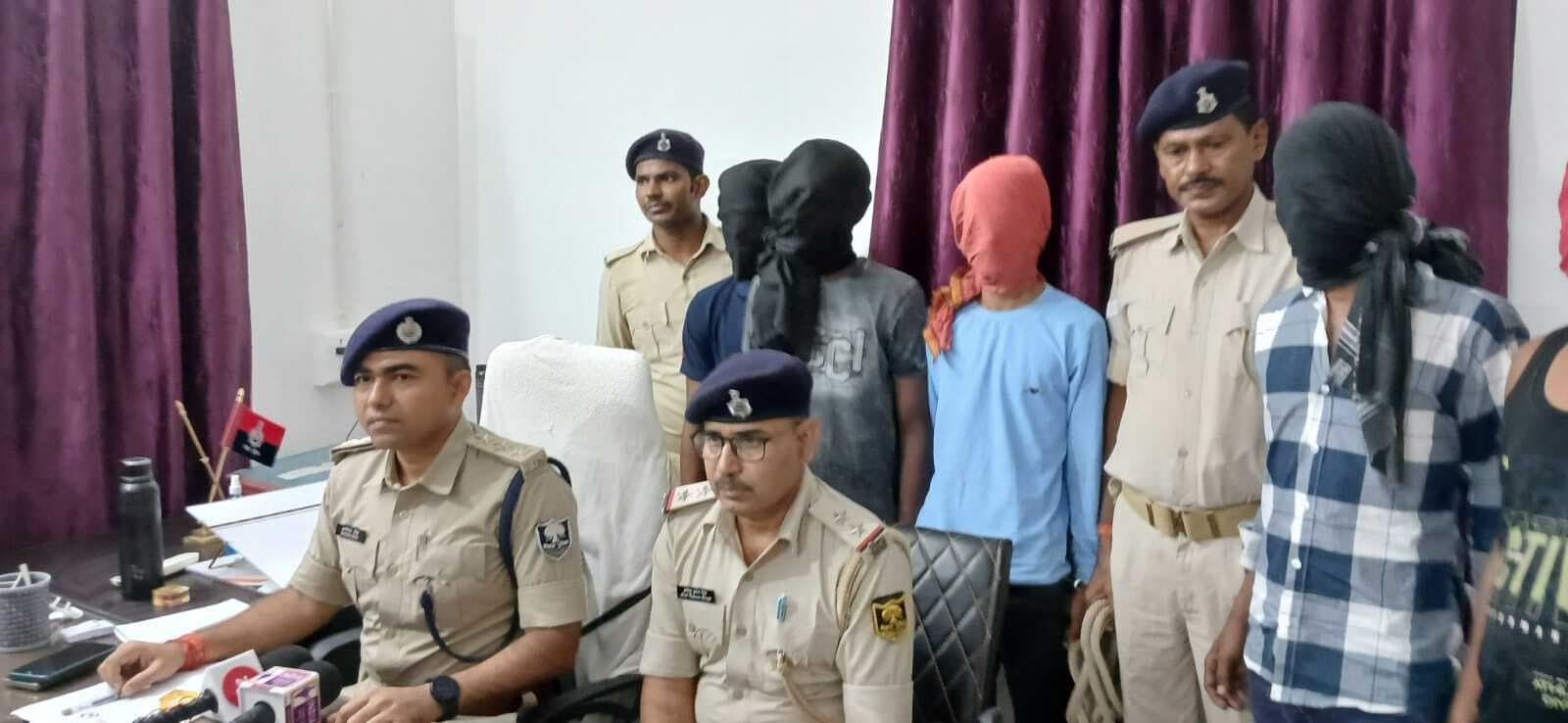 सोना कारोबारी पर फायरिंग में शामिल तीन बदमाश हथियार के साथ गिरफ्तार