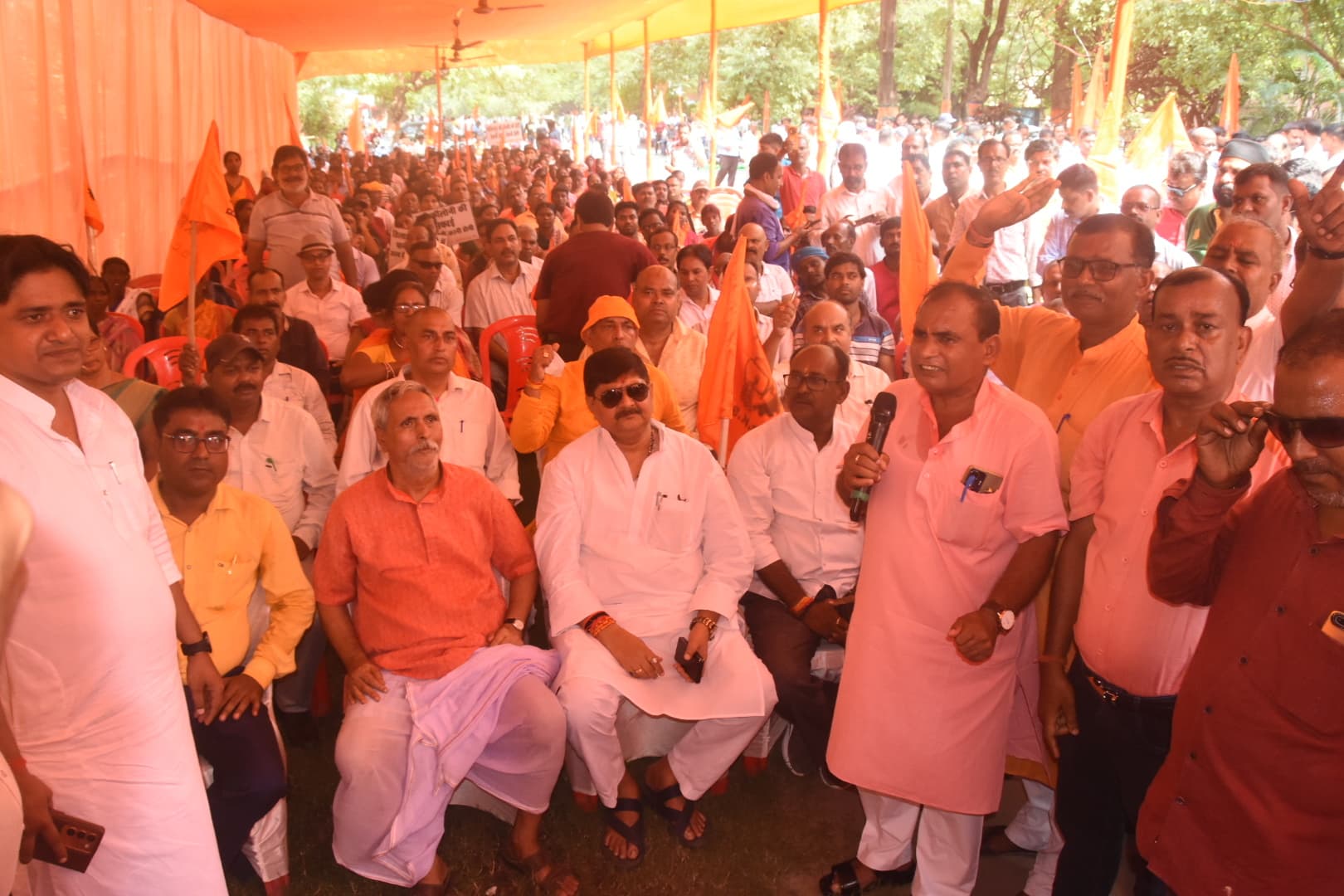 Dhanbad News : श्रमिकों की समस्याओं को लेकर बीसीसीएल मुख्यालय पर धकोकस का धरना-प्रदर्शन