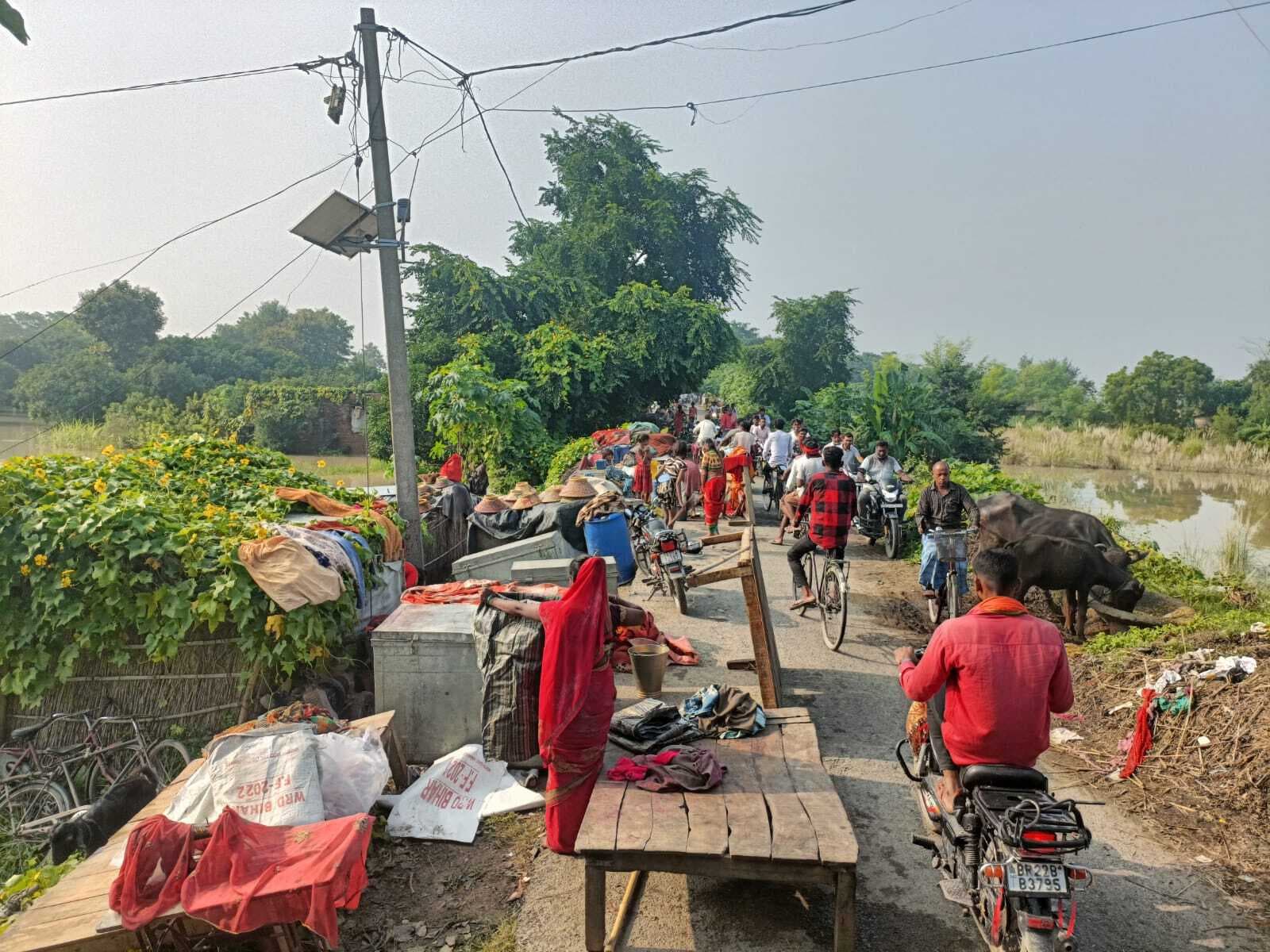 कटाव नियंत्रण कार्यालय के महज 500 मीटर की दूरी पर ही 150 फीट कट गया बांध, आंधी रात में मच गई भगदड़