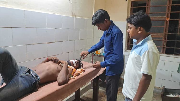 बाइक से गिरकर युवक घायल, धनबाद रेफर