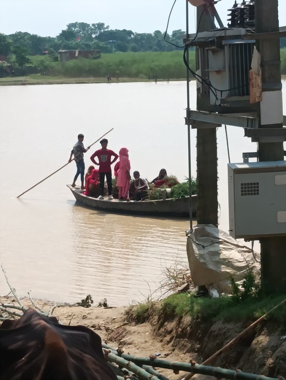 Increase in water level of Kareh River: करेह नदी के जलस्तर में वृद्धि से सिरसियावासियों की बढ़ी मुश्किलें