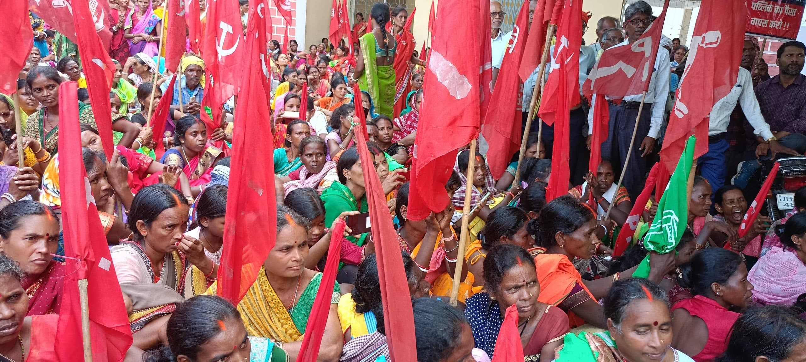 BOKARO NEWS : सहारा में फंसा पैसा दिलाने की मांग को लेकर प्रदर्शन