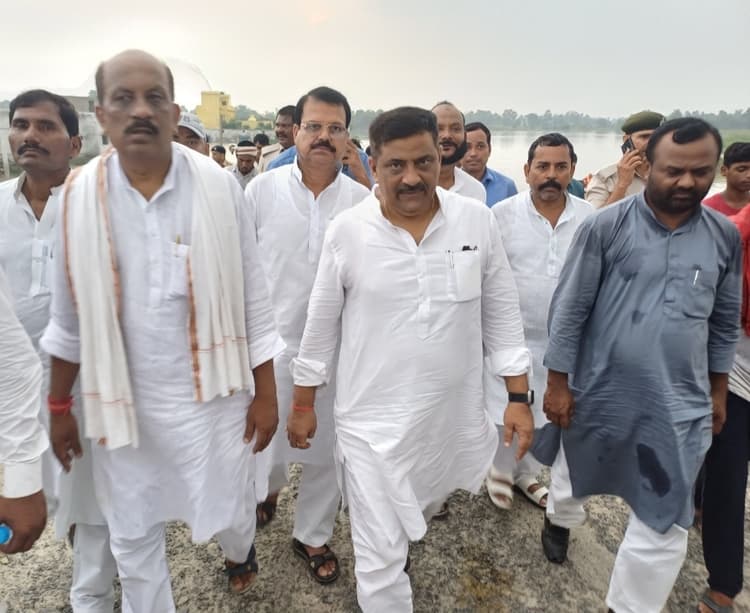 Darbhanga News: राज्य सभा सांसद संजय झा ने बाढ़ प्रभावित क्षेत्र का किया दौरा