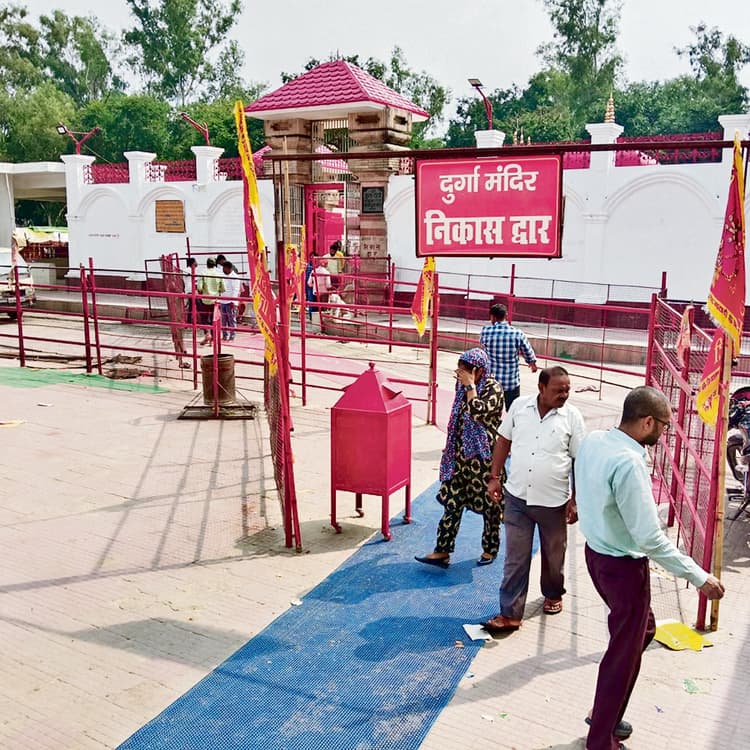 Gopalganj News : सज गया मां का सिंहासनी का दरबार, आज से दर्शन के लिए उमड़ेंगे श्रद्धालु