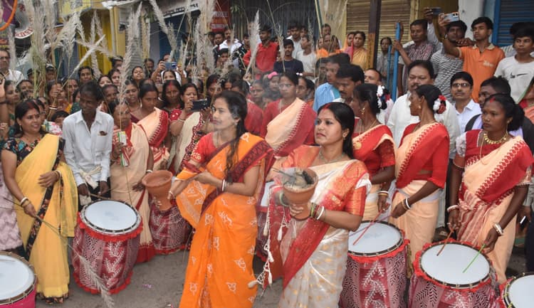 Bokaro News: श्रद्धालुओं ने धुनुची नृत्य से मां दुर्गा का किया आवाहन