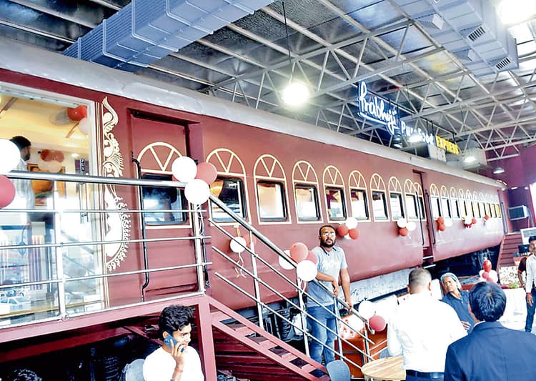 रेल कोच रेस्टोरेंट का रेलमंत्री ने किया उद्घाटन
