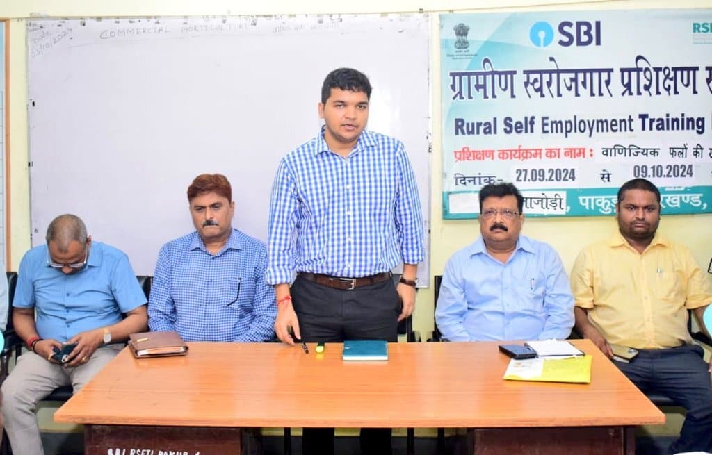 प्रशिक्षित दीदियों को स्वरोजगार के क्षेत्र में आगे बढ़ने के लिए किया प्रोत्साहित