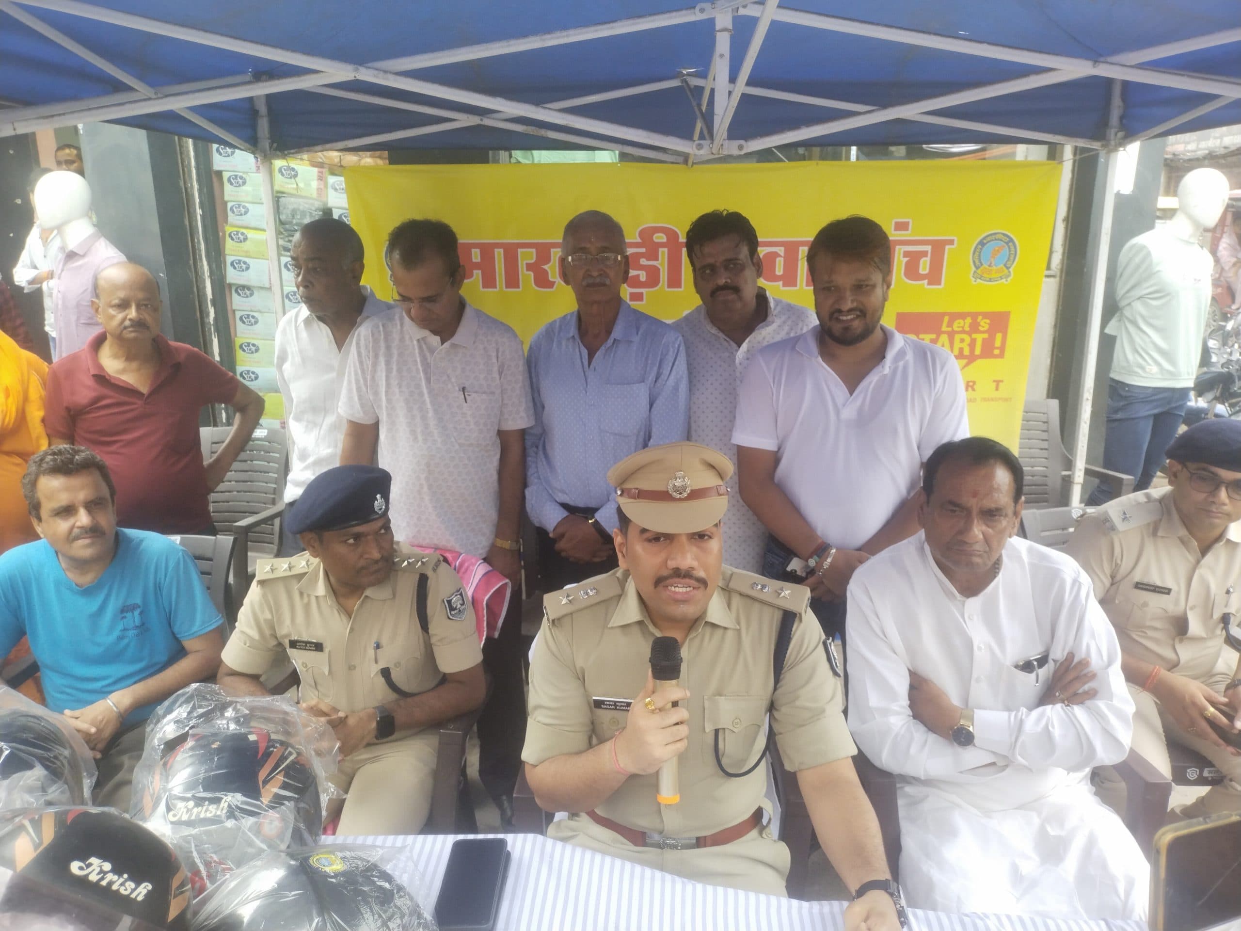 मारवाड़ी युवा मंच ने की रोड सेफ्टी अभियान की शुरुआत, एसपी ने बाइक सवारों के बीच बांटे सैकड़ों हेलमेट