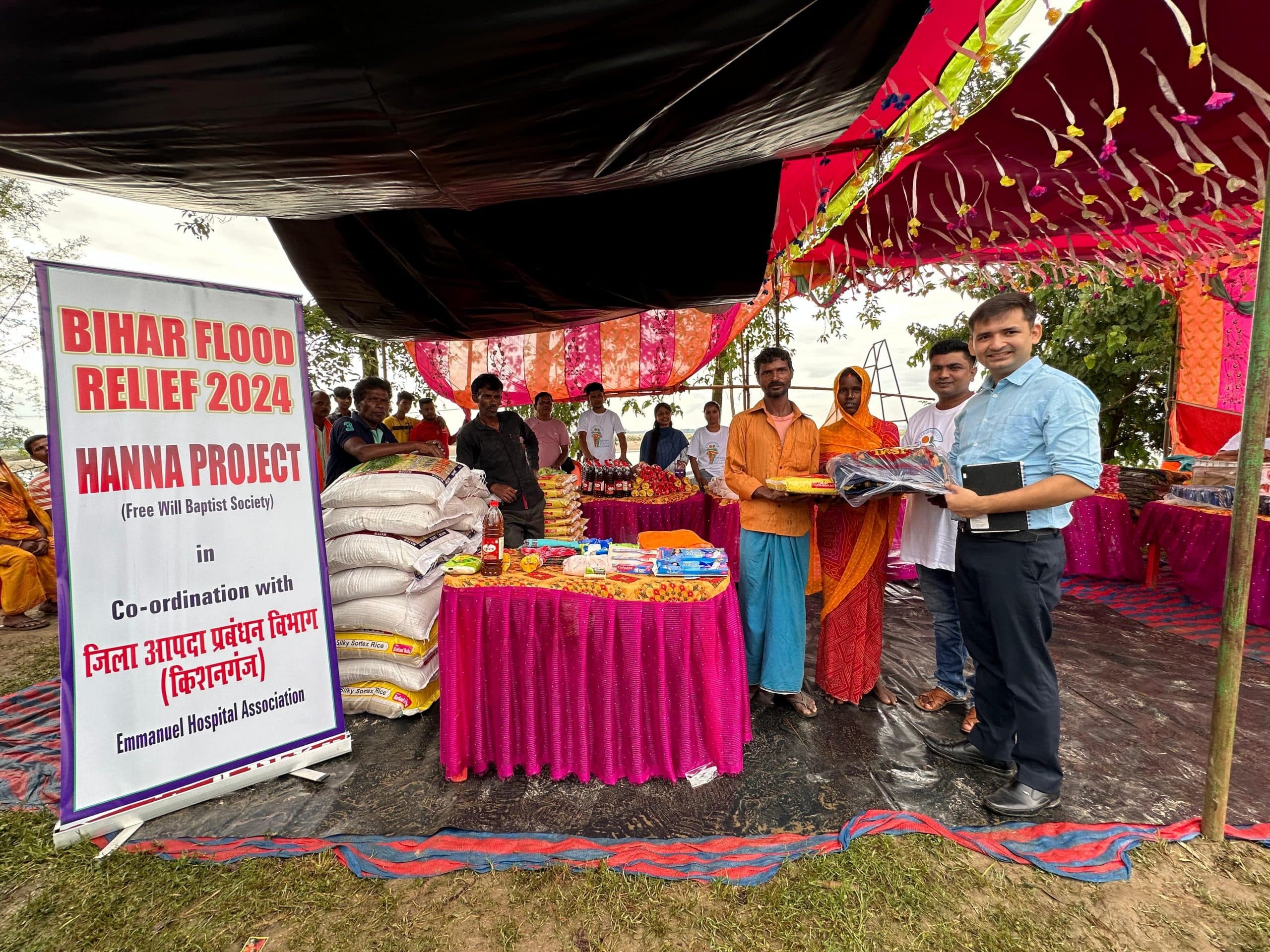 कटाव प्रभावित परिवारों के बीच खाद्य सामग्री वितरित