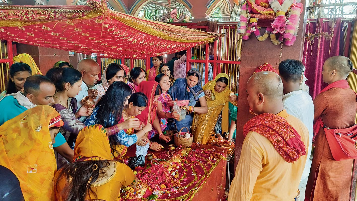 पहले दिन मां शैलपुत्री की हुई पूजा