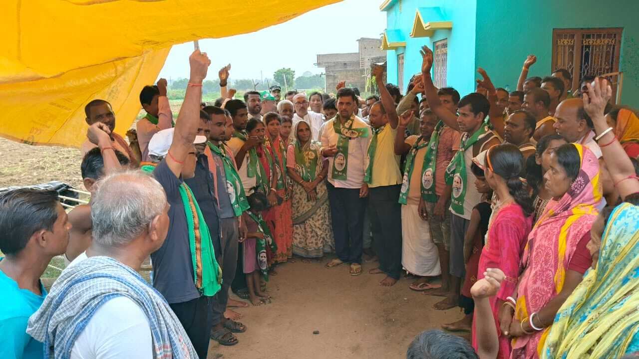 लाइबोनी के दर्जनों युवाओं ने ली झामुमो की सदस्यता