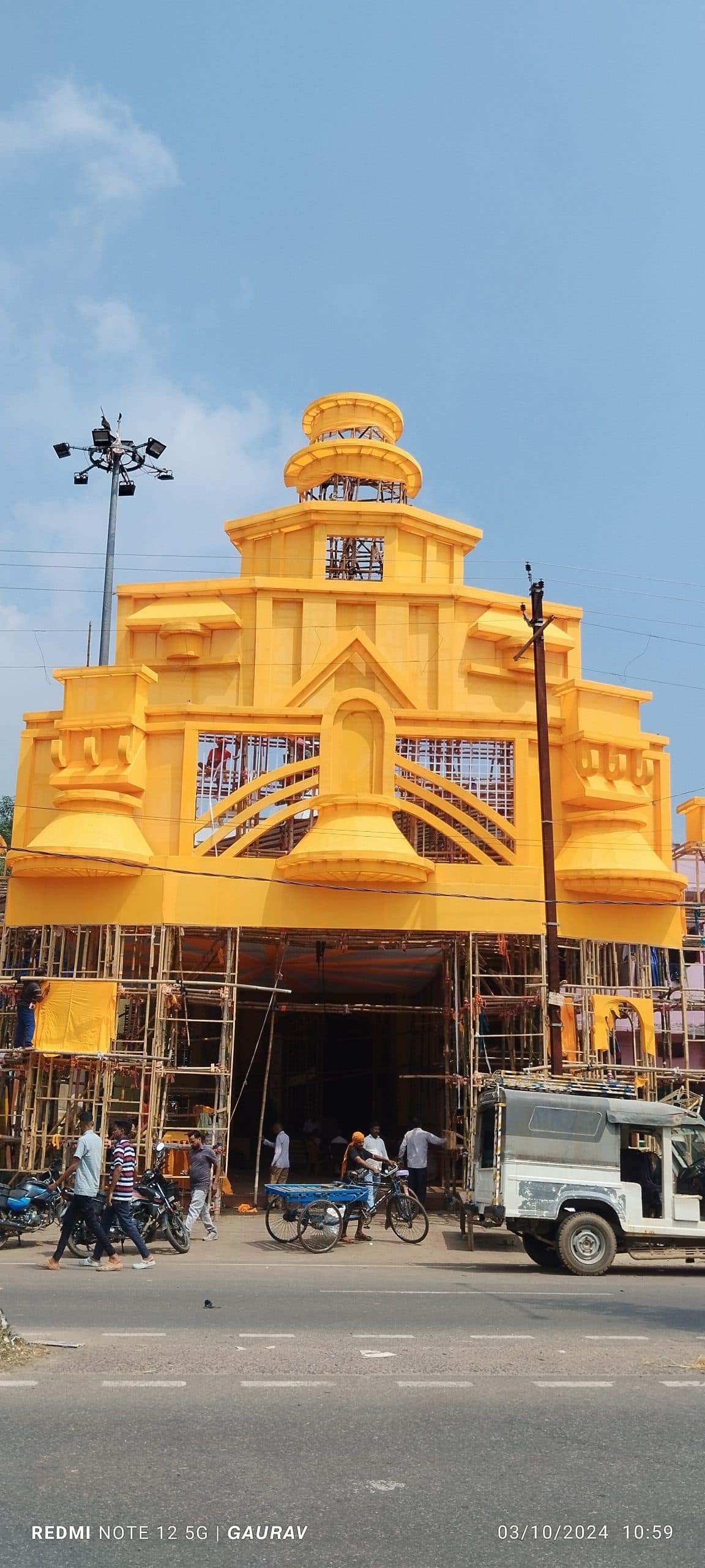 Giridih News:बगोदर में राजस्थान के किले की तर्ज पर बन रहा आकर्षक पूजा पंडाल