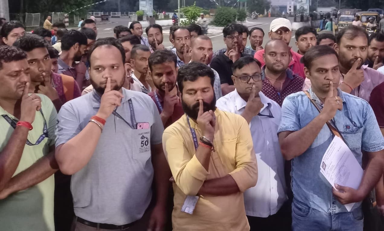 Bokaro News: मौन जुलूस निकाल कर 19 अक्तूबर को हड़ताल का दिया नोटिस