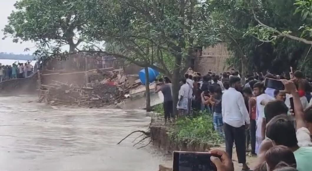 शिकदारपुर में कटाव में 10 घर गंगा में समाये, देखते रहे लोग