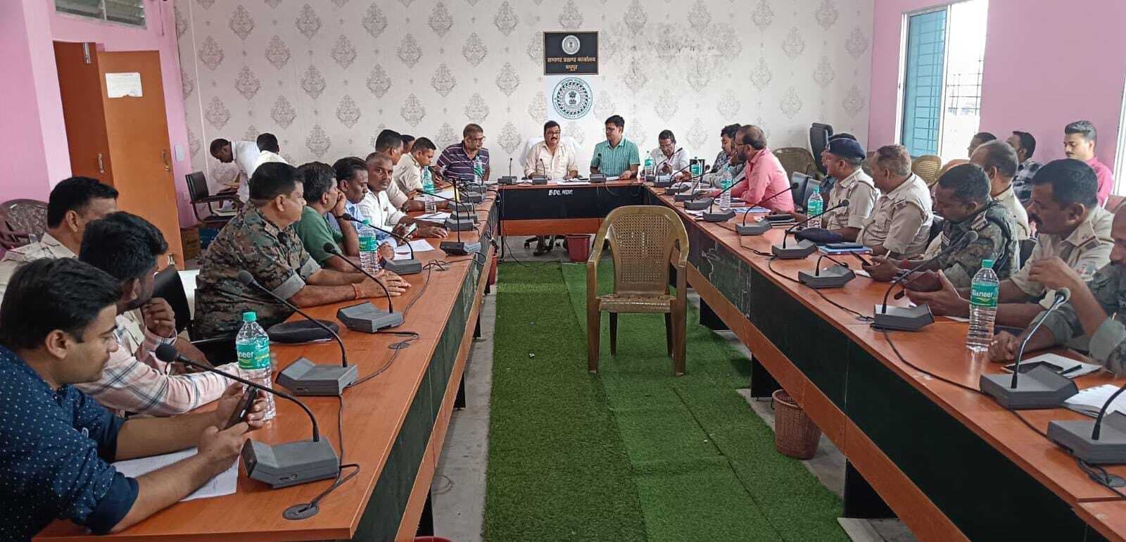 सेक्टर पुलिस पदाधिकारी व अन्य कर्मियों के साथ निष्पक्ष तरीके से चुनाव कराने पर किया विचार-विमर्श