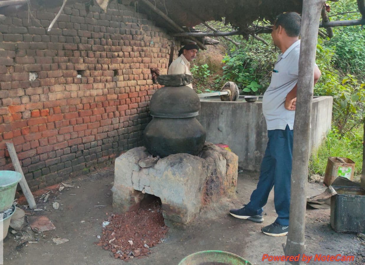 Giridih News: उत्पाद विभाग ने की छापेमारी, 190 लीटर शराब जब्त