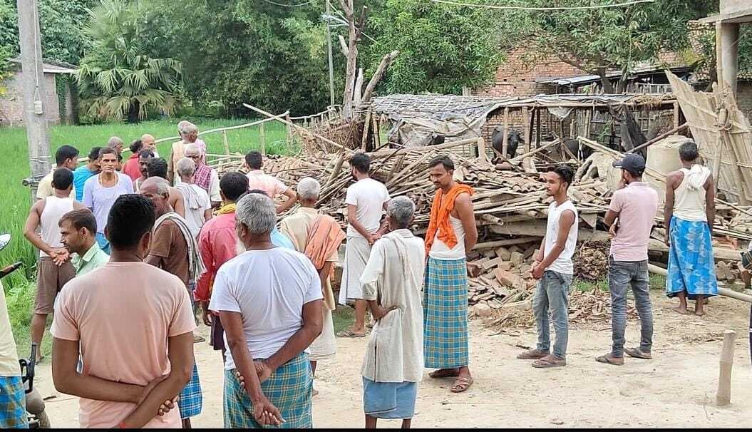 जर्जर भवन की दीवार गिरने से एक बच्चे की मौत, दो जख्मी