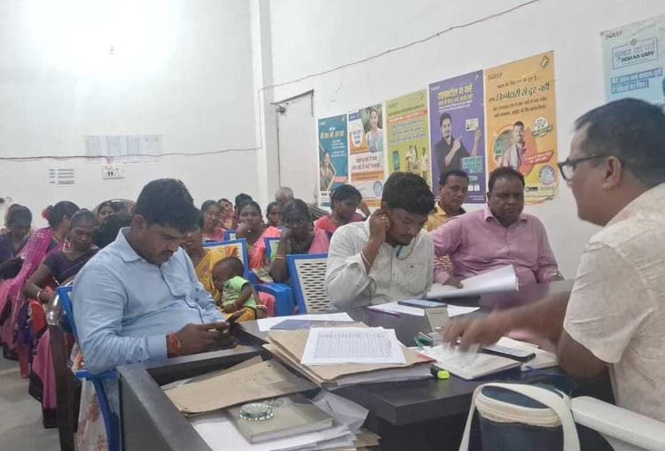 18 वर्ष के युवाओं का नाम वोटर लिस्ट में चढ़ायें : बीडीओ