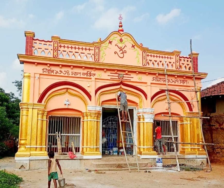 तिलाकी गांव में पंडाल बनकर तैयार, प्रतिमा को अंतिम रूप देने में जुटे कारीगर