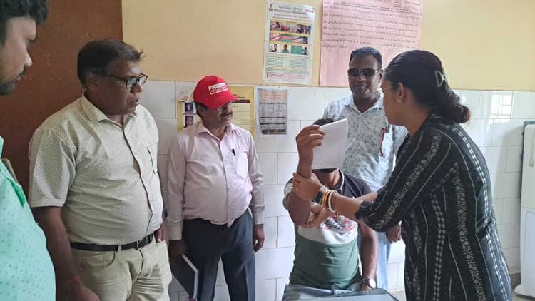 राज्य स्तरीय टीम ने कुष्ठ रोगियों से की मुलाकात