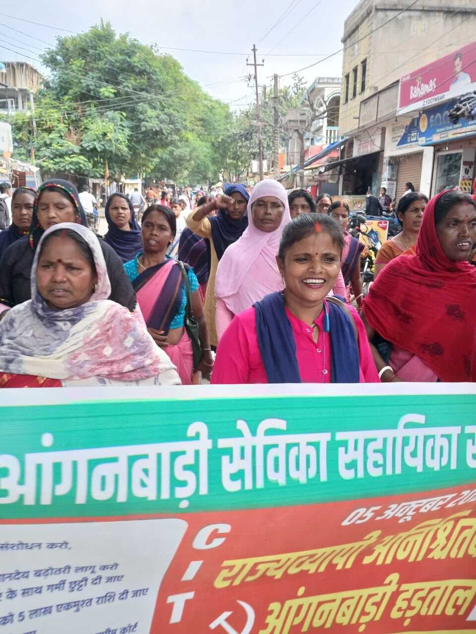 सेविका-सहायिकाओं की अनिश्चितकालीन हड़ताल शुरू, निकाली रैली