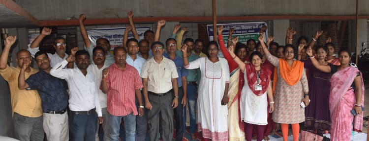 Bokaro News: मांगों को लेकर शिक्षा परियोजना कर्मियाें ने किया धरना-प्रदर्शन