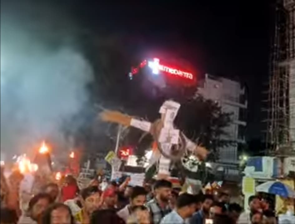 छात्रों ने निकाला मशाल जुलूस, जेएसएससी के अध्यक्ष का फूंका पुतला