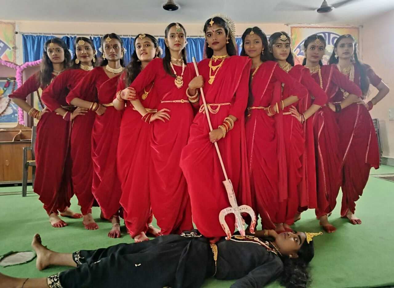 महेंद्र मुनि की छात्राओं ने महिषासुर वध नाटिका का किया मंचन