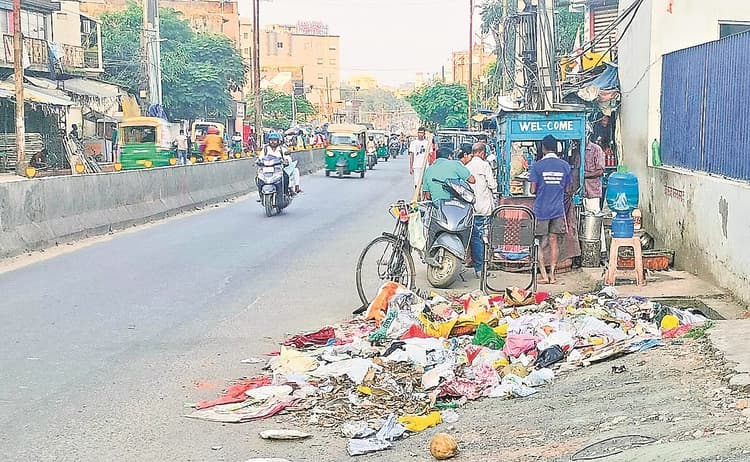 Ranchi News : दुर्गोत्सव पर भी सफाई ठीक नहीं, लगा कचरे का अंबार