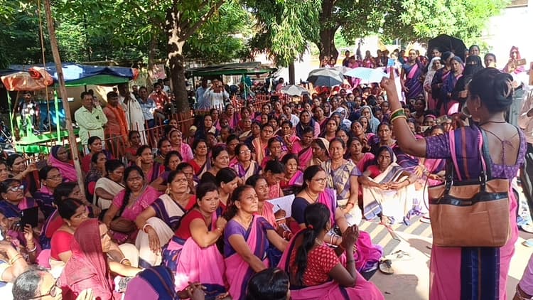 हड़ताल पर गयी सेविका व सहायिकाएं, आंगनबाड़ी केंद्रों में लटके ताले