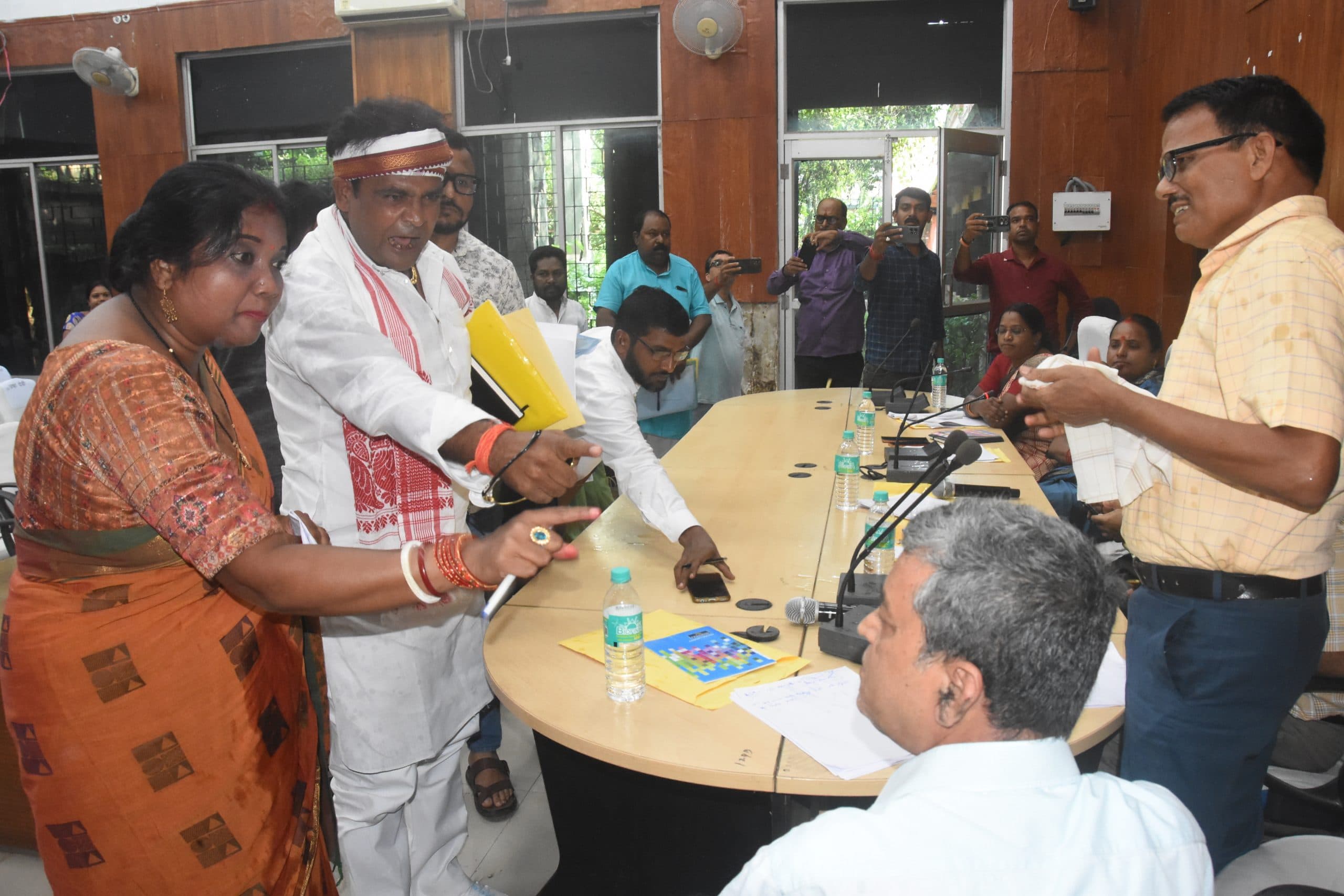 DHANBAD NEWS : जिला अभियंता पर महिला जिप सदस्य ने फेंकी बोतलें, नाराज अधिकारियों ने किया बैठक का बहिष्कार