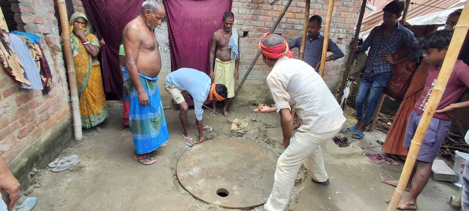 सेप्टिक टैंक निर्माण के दौरान दम घुटने से मजदूर की मौत, चार भर्ती