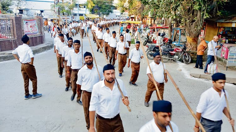 Gopalganj News : स्वयंसेवकों ने निकाला भव्य पथ संचलन, वंदे मातरम् के नारों से गूंज उठा शहर