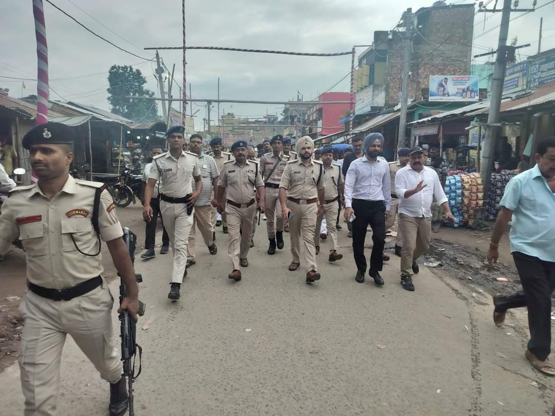 रेलवे स्टेशन दुर्गा मन्दिर की व्यवस्था को डीएम और एसपी ने देखा