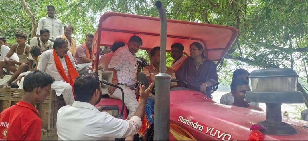 एसडीओ ने बाढ़ पीड़ितों के बीच राहत सामग्री का किया विरतण