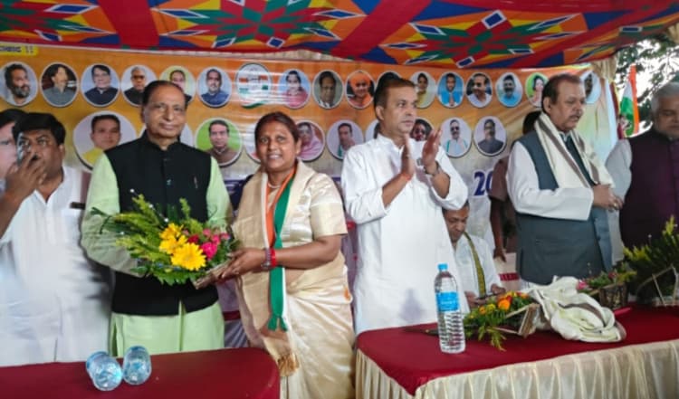 Giridih News: जनसंवाद कार्यक्रम में शामिल पूर्व मंत्री सुबोधकांत सहाय