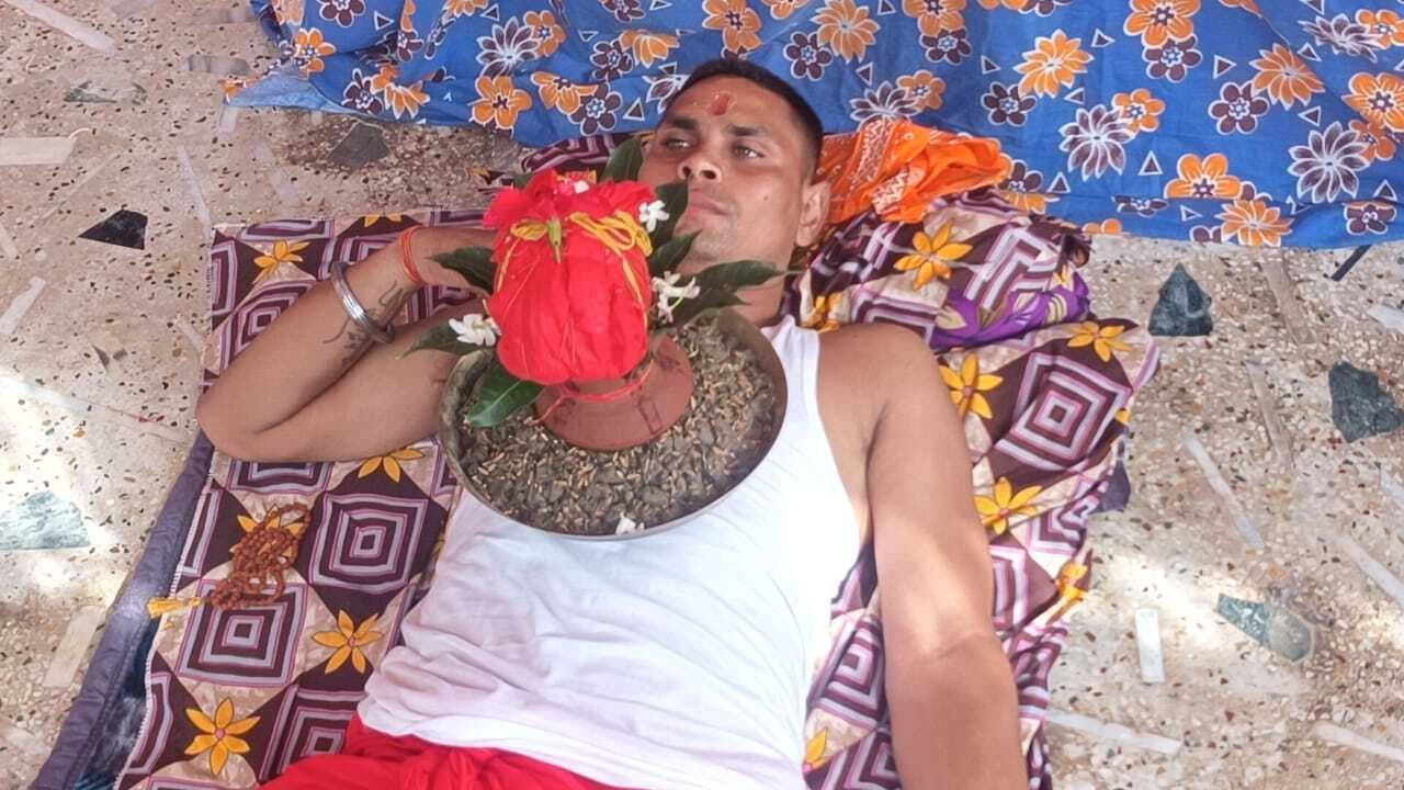 मां दुर्गा की भक्ति में लीन बांका के युवक ने सीने पर स्थापित किया कलश, भक्ति का मिसाल कर रहा पेश