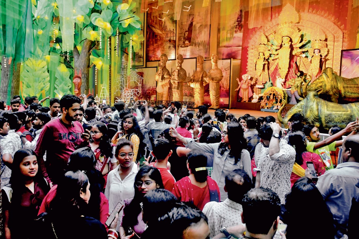 मंडपों में दर्शनार्थियों की उमड़ी भीड़ चप्पे-चप्पे पर है पुलिस की पैनी नजर