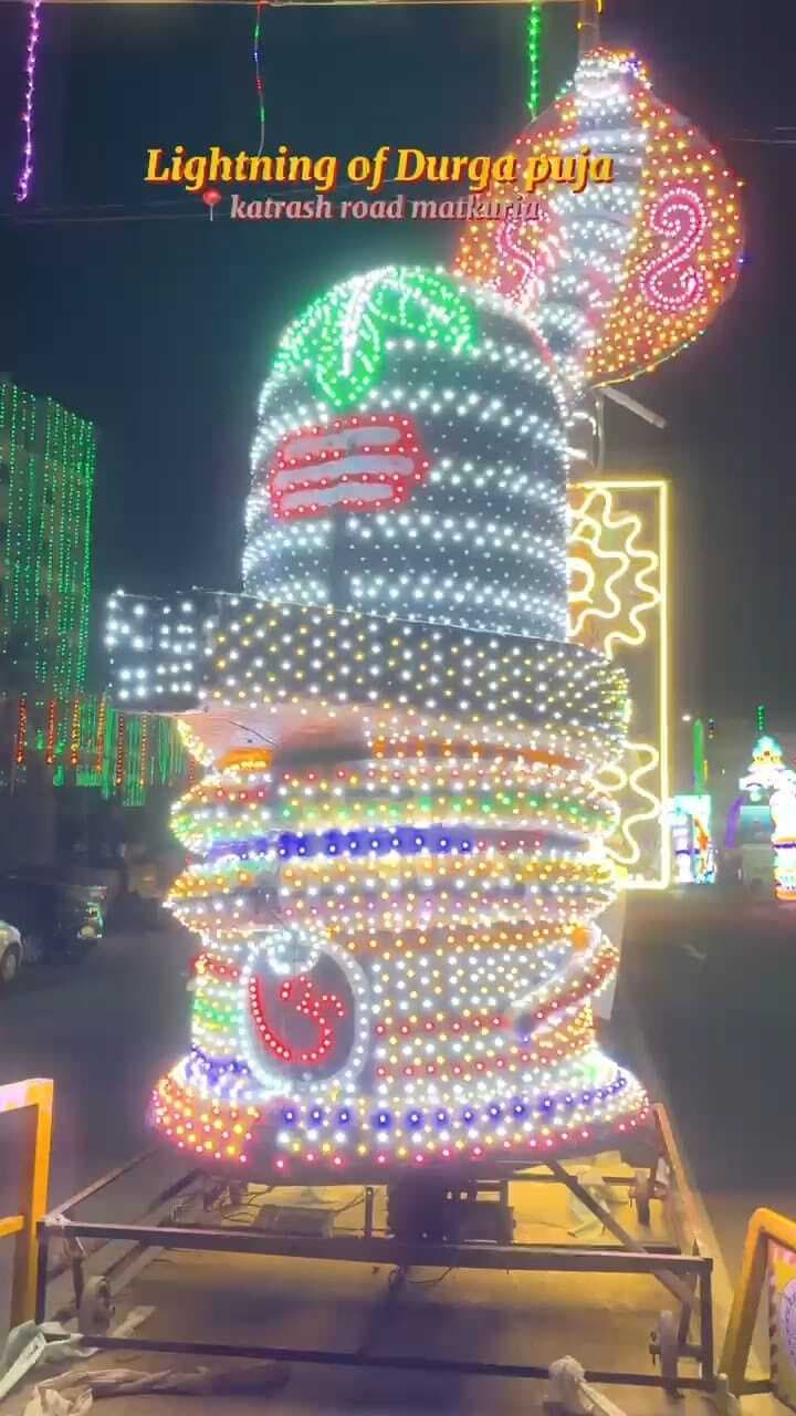 DHANBAD NEWS :उत्सवी माहौल में रंगा धनबाद, शहर की सड़कें रंग बिरंगी रोशनी से नहायीं, तो पंडालों व प्रतिमाओं की चर्चा भी होने लगी घर-घर