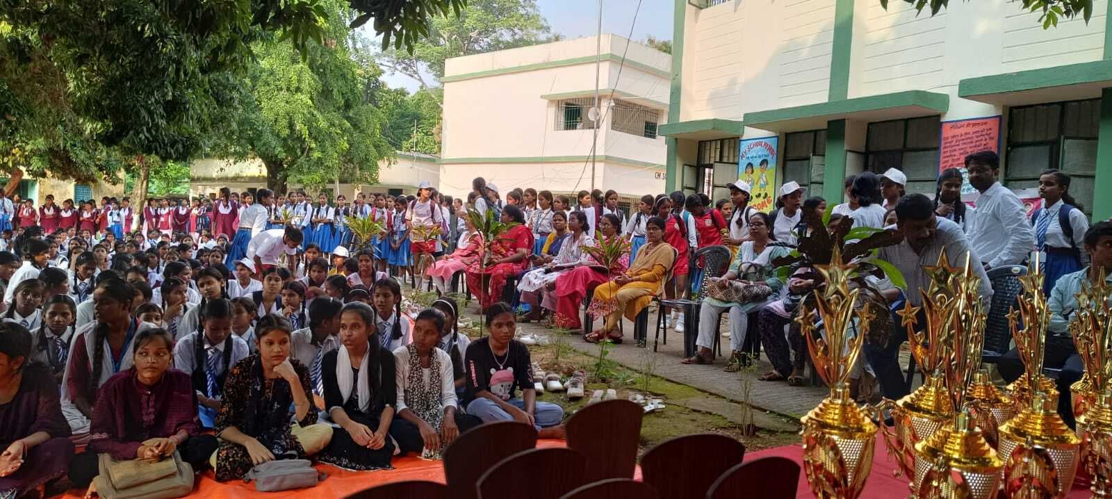 विभिन्न प्रतियोगिता के अव्वल छात्राओं को किया गया पुरस्कृत